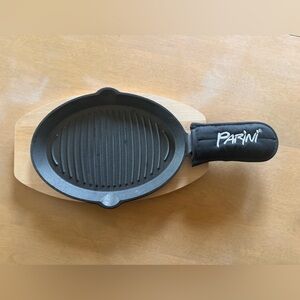 Parini Cast Iron Sizzling Steak Plate Fajita Pan with Wooden Serving Board
